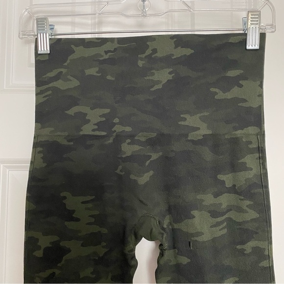 Spanx Look At Me Now Seamless Legging in Green Camo Size Medium - Picture 6 of 8